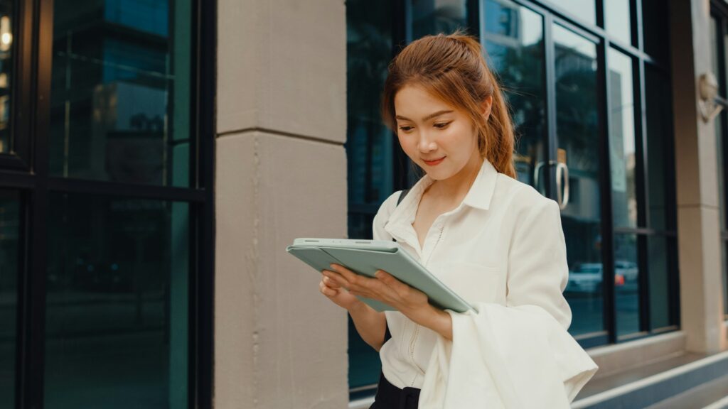 영어회화 독학 하면서 걸어가는 직장인 모습